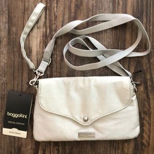 Baggallini Strut clutch NWT